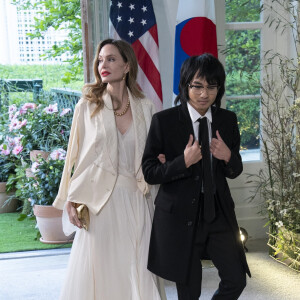 Angelina Jolie et son fils Maddox Jolie-Pitt à leur arrivée au dîner d'état donné en l'honneur du président sud-coréen et sa femme à la Maison Blanche à Washington. Le 26 avril 2023  Washington.