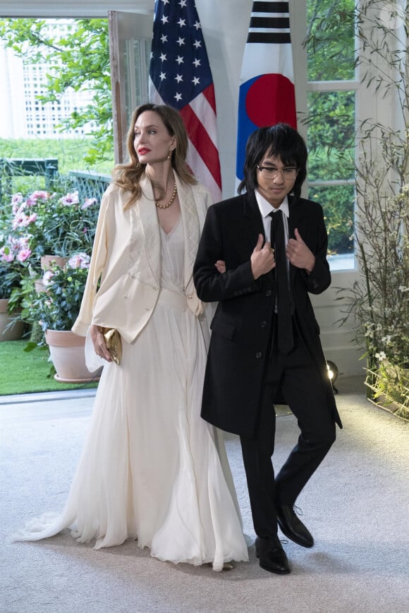 Angelina Jolie et son fils Maddox Jolie-Pitt à leur arrivée au dîner d'état donné en l'honneur du président sud-coréen et sa femme à la Maison Blanche à Washington. Le 26 avril 2023  Washington.