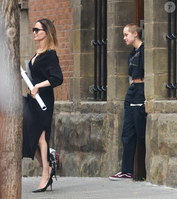 EXCLUSIF : Angelina Jolie a été aperçue à New York. L'actrice américaine qui tenait un grand poster a été rejointe par sa fille Shiloh qui portait une robe noire avec des talons noirs assortis.
