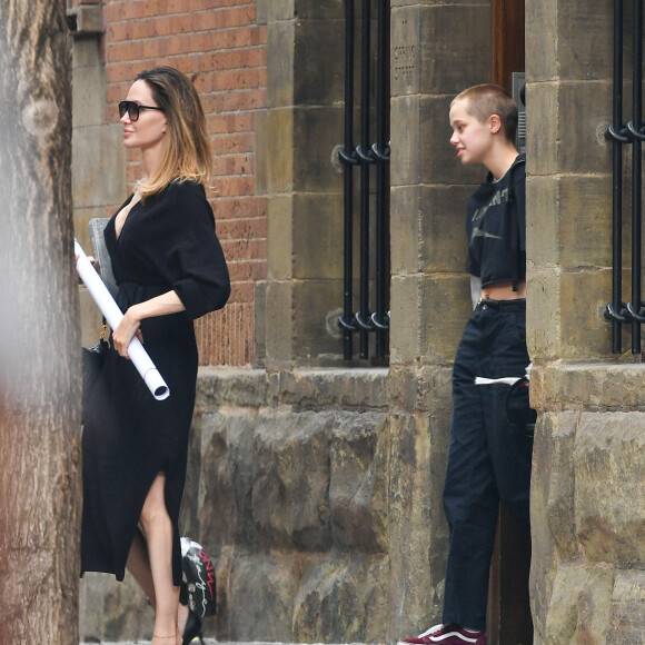 EXCLUSIF : Angelina Jolie a été aperçue à New York. L'actrice américaine qui tenait un grand poster a été rejointe par sa fille Shiloh qui portait une robe noire avec des talons noirs assortis.