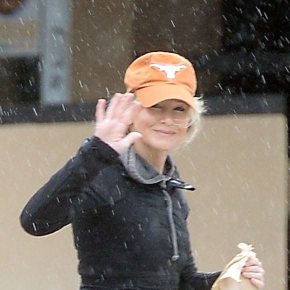 Exclusif - Renee Zellweger va chercher un café à Laguna Beach pendant que son compagnon Ant Anstead l'attend près de la voiture le 31 mars 2024.