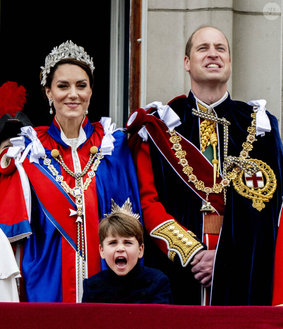 Le prince William, prince de Galles, et Catherine (Kate) Middleton, princesse de Galles, Le prince Louis de Galles - La famille royale britannique salue la foule sur le balcon du palais de Buckingham lors de la cérémonie de couronnement du roi d'Angleterre à Londres le 5 mai 2023. 