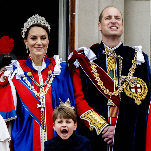 Le prince William, prince de Galles, et Catherine (Kate) Middleton, princesse de Galles, Le prince Louis de Galles - La famille royale britannique salue la foule sur le balcon du palais de Buckingham lors de la cérémonie de couronnement du roi d'Angleterre à Londres le 5 mai 2023. 