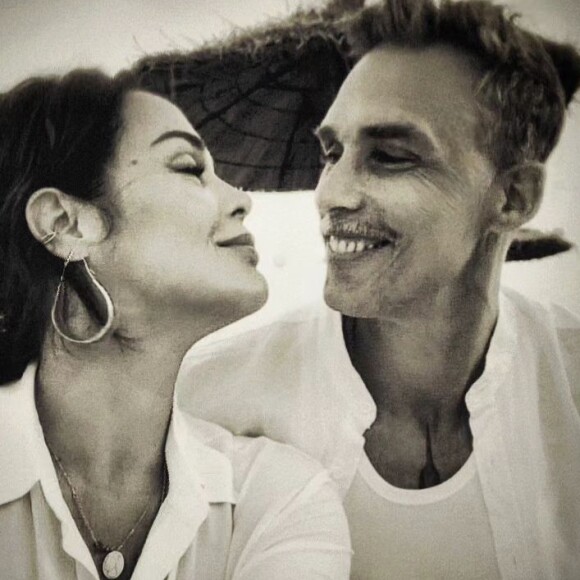 Et quelques mois plus tard, elle postait une photo d'eux très commentée au Brésil.
Lola Dewaere et Gianni Giardinelli