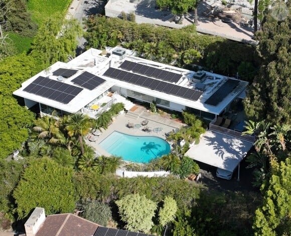 C'est à Los Angeles que l'homme de 60 ans a investi dans un bien immobilier et emménagé avec sa compagne Ines de Ramon, qui rappelons-le à la moitié de son âge (31 ans).
Exclusif - Photos aériennes - L'acteur Brad Pitt achète à Aileen Getty une maison moderne du milieu du siècle à Los Feliz le 7 avril 2023. 