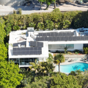 faite de verre et d'acier. Une maison qui est aussi écologique puisqu'elle est recouverte de panneaux solaires. 

Exclusif - Photos aériennes - L'acteur Brad Pitt achète à Aileen Getty une maison moderne du milieu du siècle à Los Feliz le 7 avril 2023. 