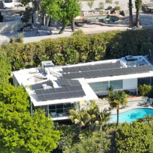 héritière d'un magnat du pétrole qui - et cela est étonnant - finance les écologistes radicaux.
Exclusif - Photos aériennes - L'acteur Brad Pitt achète à Aileen Getty une maison moderne du milieu du siècle à Los Feliz le 7 avril 2023. 