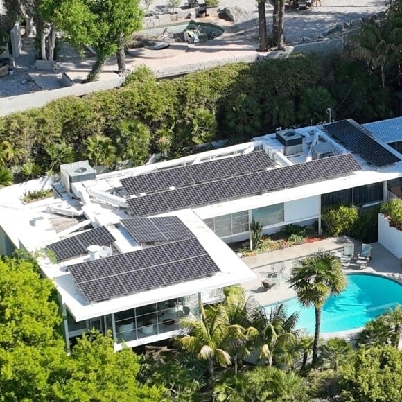 Exclusif - Photos aériennes - L'acteur Brad Pitt achète à Aileen Getty une maison moderne du milieu du siècle à Los Feliz le 7 avril 2023. 