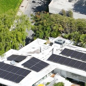 Exclusif - Photos aériennes - L'acteur Brad Pitt achète à Aileen Getty une maison moderne du milieu du siècle à Los Feliz le 7 avril 2023. 