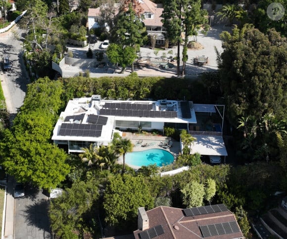 Exclusif - Photos aériennes - L'acteur Brad Pitt achète à Aileen Getty une maison moderne du milieu du siècle à Los Feliz le 7 avril 2023.  Los Feliz, CA - EXCLUSIVE - Actor Brad Pitt Buys Aileen Getty’s Glassy Midcentury Modern House in Los Feliz. Pictured: Brad Pitt 