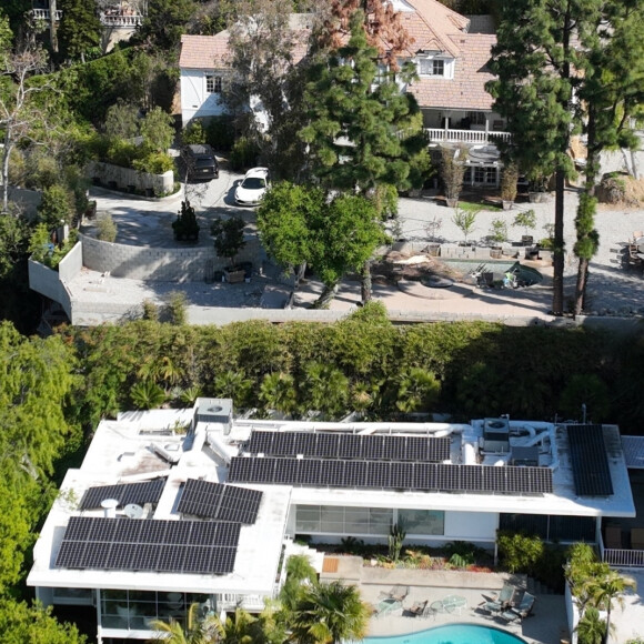Exclusif - Photos aériennes - L'acteur Brad Pitt achète à Aileen Getty une maison moderne du milieu du siècle à Los Feliz le 7 avril 2023.  Los Feliz, CA - EXCLUSIVE - Actor Brad Pitt Buys Aileen Getty’s Glassy Midcentury Modern House in Los Feliz. Pictured: Brad Pitt 
