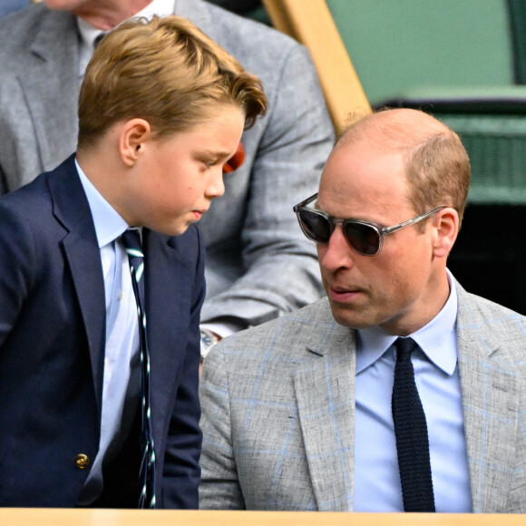 Les frais de l'Eton College s'élèvent donc à 46 296 livres sterling par an (près de 54 000 Euro par an).
s'élèvent donc à 46 296 livres sterling par an (près de 54 000 Euro par an).Tennis : Wimbledon 2023 - Angleterre - Finale simple Messieurs- Victoire de Carlos Alcaraz Espagne contre Novak Djokovic Serbie - - Royal Box - William Prince de Galles et son fils le Prince Georges