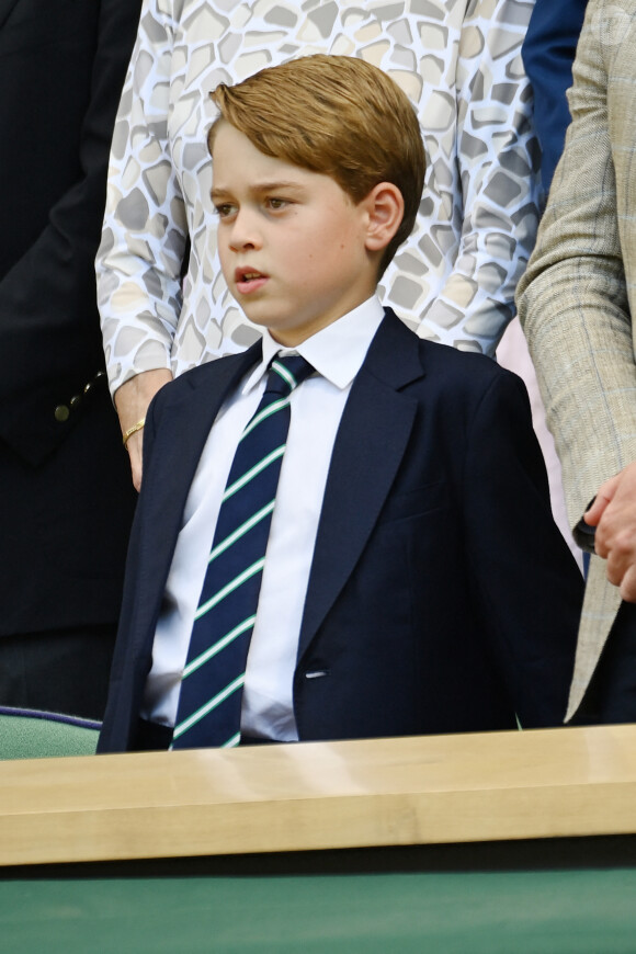 Le prince William, duc de Cambridge, et Catherine (Kate) Middleton, duchesse de Cambridge, avec le prince George de Cambridge dans les tribunes de la finale du tournoi de Wimbledon, le 10 juillet 2022. © Ray Tang/Zuma Press/Bestimage 