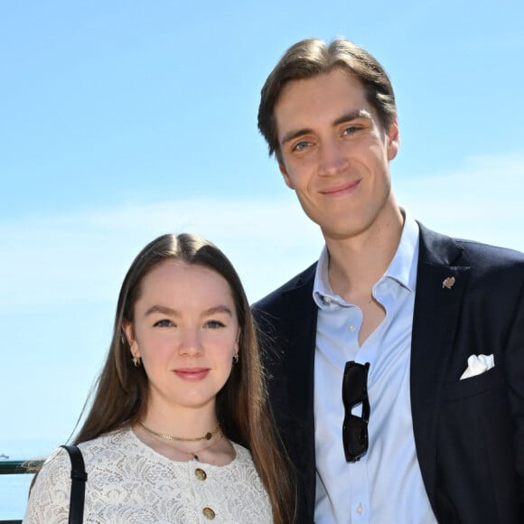 À ses côtés, son amoureux portait un pantalon cargo beige avec une chemise et une veste bleue
La princesse Alexandra de Hanovre et son compagnon Ben-Sylvester Strautmann au Masters 1000 de Monte-Carlo à Roquebrune-Cap-Martin le 13 avril 2024 © Bruno Bebert / Bestimage 