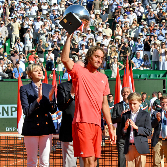 La princesse Charlene, Stéfanos Tsitsipas et Le prince Jacques de Monaco lors de la remise de prix après la finale du tournoi de tennis Masters 1000 de Monte-Carlo à Roquebrune-Cap-Martin le 14 avril 2024. © Bruno Bebert / Bestimage