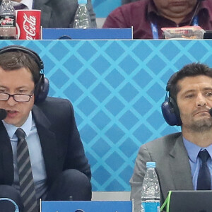 Les commentateurs Bixente Lizarazu et Grégoire Margotton lors de la 8ème de finale du match de coupe du monde opposant l'Angleterre à la Colombie au stade Spartak à Moscow, Russie, le 3 juillet 2018. L'Angleterre a gagné le match 4-3 aux tirs au but après un match nul 1-1. © Cyril Moreau/Bestimage