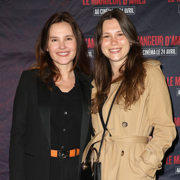 L'actrice était à l'avant-première de son prochain film, Le Mangeur d'âmes

Virginie Ledoyen avec sa fille Lila Saint-Calbre - Avant-première du film "Le mangeur d'âmes" au cinéma Max Linder à Paris le 16 avril 2024. © Coadic Guirec / Bestimage