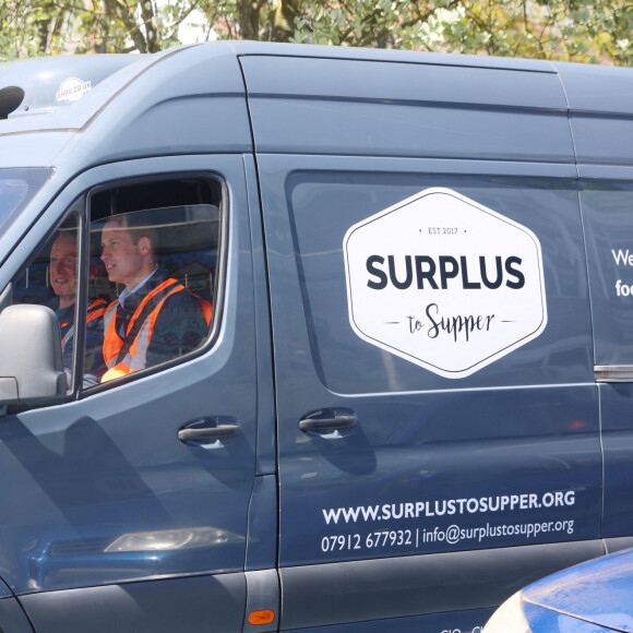 Le prince William, prince de Galles, prête main forte lors d'une visite à l'association caritative Surplus to Supper à Sunbury-on-Thames, le 18 avril 2024. Cet organisme de bienfaisance est spécialisé dans la redistribution des aliments excédentaires. 