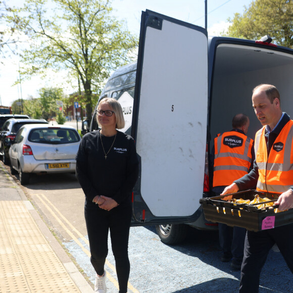 Le prince William, prince de Galles, prête main forte lors d'une visite à l'association caritative Surplus to Supper à Sunbury-on-Thames, le 18 avril 2024. Cet organisme de bienfaisance est spécialisé dans la redistribution des aliments excédentaires. 