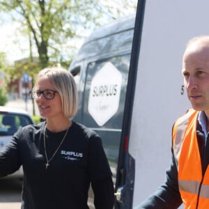 Le prince William, prince de Galles, prête main forte lors d'une visite à l'association caritative Surplus to Supper à Sunbury-on-Thames, le 18 avril 2024. Cet organisme de bienfaisance est spécialisé dans la redistribution des aliments excédentaires. 