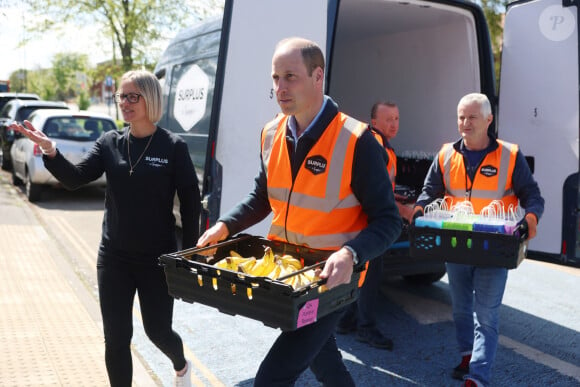 Le prince William, prince de Galles, prête main forte lors d'une visite à l'association caritative Surplus to Supper à Sunbury-on-Thames, le 18 avril 2024. Cet organisme de bienfaisance est spécialisé dans la redistribution des aliments excédentaires. 