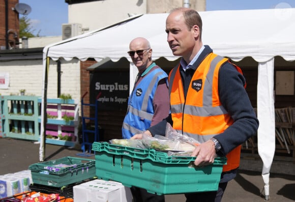 Le prince William, prince de Galles, prête main forte lors d'une visite à l'association caritative Surplus to Supper à Sunbury-on-Thames, le 18 avril 2024. Cet organisme de bienfaisance est spécialisé dans la redistribution des aliments excédentaires. 
