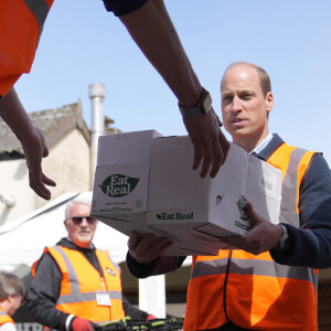 Le prince William, prince de Galles, prête main forte lors d'une visite à l'association caritative Surplus to Supper à Sunbury-on-Thames, le 18 avril 2024. Cet organisme de bienfaisance est spécialisé dans la redistribution des aliments excédentaires. 