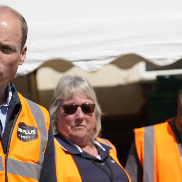 Le prince William, prince de Galles, prête main forte lors d'une visite à l'association caritative Surplus to Supper à Sunbury-on-Thames, le 18 avril 2024. Cet organisme de bienfaisance est spécialisé dans la redistribution des aliments excédentaires. 