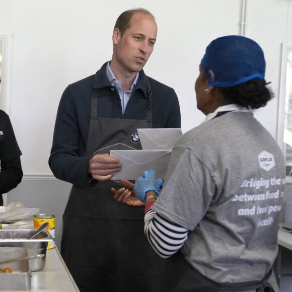 Le prince William, prince de Galles, prête main forte lors d'une visite à l'association caritative Surplus to Supper à Sunbury-on-Thames, le 18 avril 2024. Cet organisme de bienfaisance est spécialisé dans la redistribution des aliments excédentaires. 