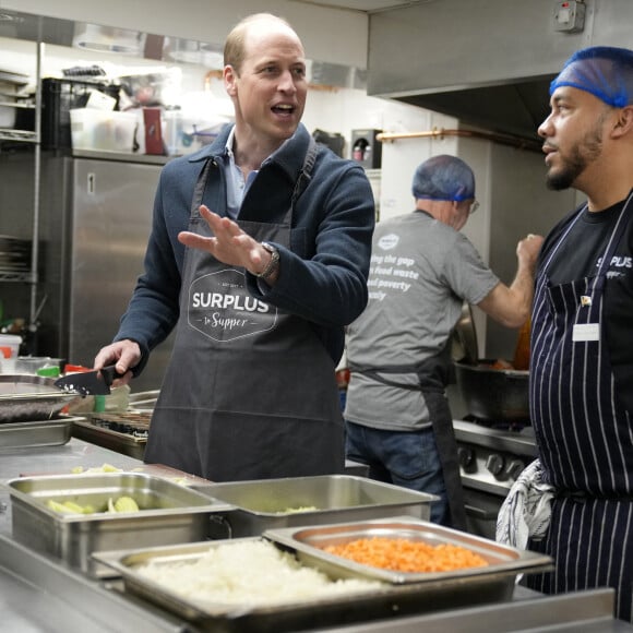 Le prince William, prince de Galles, prête main forte lors d'une visite à l'association caritative Surplus to Supper à Sunbury-on-Thames, le 18 avril 2024. Cet organisme de bienfaisance est spécialisé dans la redistribution des aliments excédentaires. 