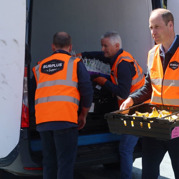 Le prince William, prince de Galles, prête main forte lors d'une visite à l'association caritative Surplus to Supper à Sunbury-on-Thames, le 18 avril 2024. Cet organisme de bienfaisance est spécialisé dans la redistribution des aliments excédentaires. 