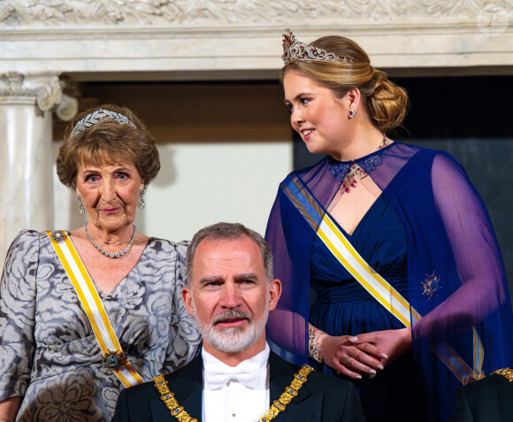 Elle a fait le choix de porter une longue robe bleue, accompagnée d'une tiare et d'un collier parure du paon, ornée de rubis et diamants.
Dîner d'état au palais royal d'Amsterdam en l'honneur de la visite du couple royal d'Espagne aux Pays-Bas le 17 avril 2024.