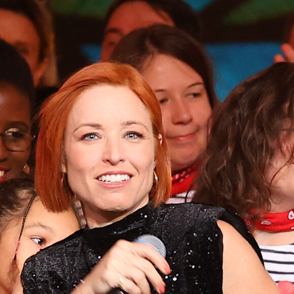 "Merci de me permettre un dernier tour de manège avant que le rideau ne se ferme sur cette saison de @dals_tf1 & merci @anthony_colette"
Natasha St-Pier - Les personnalités se mobilisent lors de la 37ème édition du Téléthon sur le plateau de France 2, avec pour parrain Vianney. Cette année, 80,6 millions de dons ont été promis. Le 9 décembre 2023. © Coadic Guirec / Bestimage
