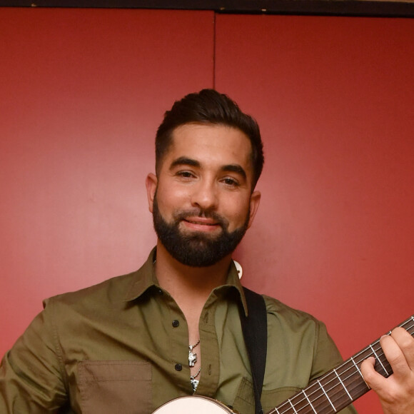 Exclusif - Kendji Girac - Backstage - Enregistrement de l'émission "La fête de la Chanson française" à Paris, diffusée le 29 novembre sur France 2. Le 7 novembre 2022 © Cyril Moreau-Veeren / Bestimage On a tous en nous une chanson liée à l'enfance, à la première rencontre, au premier baiser, une chanson pour rire et une pour pleurer. La fête de la chanson française célèbre ces chansons-souvenirs qui nous font tous vibrer. L.Thilleman, accompagnée d'A.Manoukian au piano, vous invite à une soirée de fête autour des chansons de nos vies. Les plus grands artistes de la scène musicale française se retrouvent pour des moments uniques de musique, des rencontres, des impros, des duos et des reprises inoubliables. Cette année, une nouveauté puisque les artistes partagent leur plaisir, leur trac et leurs émotions avec le public lors des répétitions et dans les coulisses de l'émission. Au programme de cette soirée de fête, il y aura notamment : Une ouverture inédite avec la présence exceptionnelle de M.Polnareff. Un moment de fête autour de K.Girac et ses amis guitaristes Une surprise émouvante pour Zazie Des séquences musicales exclusives avec B.Biolay, Grand Corps Malade et J.Armanet Un hommage à C.Aznavour à l'occasion du 5e anniversaire de sa disparition Des découvertes musicales avec Adé, E.Peters, Santa... Et bien sûr les anecdotes incontournables d'A.Manoukian ! 