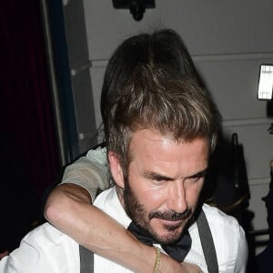 David Beckham porte sa femme Victoria Beckham sur son dos, à la sortie de la soirée de son 50ème anniversaire au club Oswald's à Londres, le 20 avril 2024. Arrivée munie de béquilles, Victoria Beckham a quitté sa fête d'anniversaire vers 2h30 du matin, portée par son mari depuis presque 25 ans.