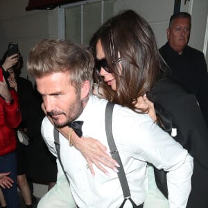 L'anniversaire de Victoria Beckham (50 ans) fait la Une de nombreux journaux depuis plusieurs jours.
David Beckham porte sa femme Victoria Beckham sur son dos, à la sortie de la soirée de son 50ème anniversaire au club Oswald's à Londres.