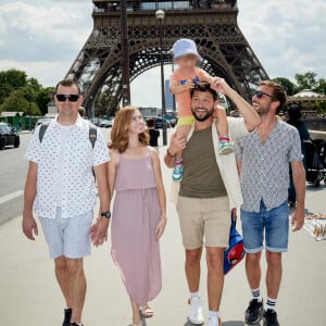 Exclusif - Christophe Beaugrand et son mari Ghislain ont invité à Paris Whitney, la mère porteuse de leur fils Valentin, et son mari Jacob pour une semaine en famille dans la capitale. Whitney et Jacob vivent dans une petite ville près de Las Vegas. Ils ont 33 ans tous les deux. Christophe, Ghislain, Whitney et Jacob sont toujours restés en contact depuis la naissance de Valentin en novembre 2019. Whitney et Jacob auraient dûs venir plus tôt mais l'épidémie de Covid-19 a retardé leur visite. Christophe et Ghislain les ont invité pour une semaine à leur domicile afin de retrouver Valentin en toute intimité. Ils vont aussi en profiter pour faire les guides touristiques avec au menu, tous les endroits mythiques de Paris : Tour Eiffel, Louvre, Sacré Coeur et même le château de Versailles. Le 21 juin 2023. © Cyril Moreau / Bestimage