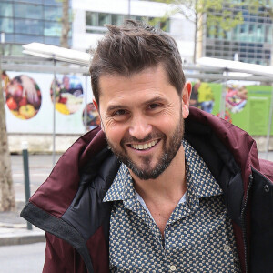 Christophe Beaugrand quitte les studios de RTL à Neuilly-sur-Seine, le 25 avril 2023. © Jonathan Rebboah / Panoramic / Bestimage  No web pour la Belgique et la Suisse