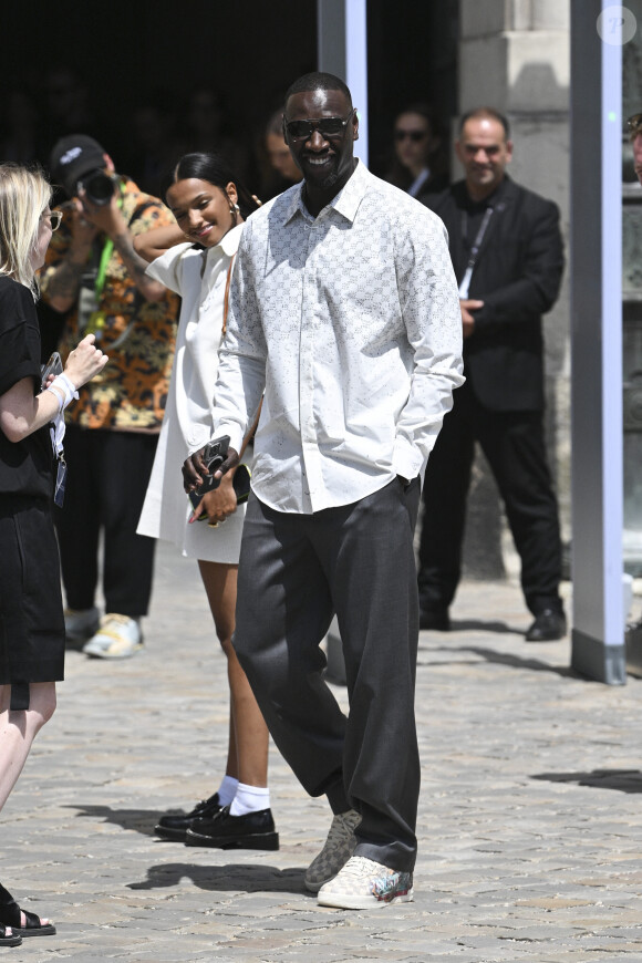 Omar Sy et sa fille Selly - Sorties du défilé de mode Homme printemps-été 2023 Louis Vuitton dans la cour Carrée du Louvre à Paris, France, le 23 juin 2022. © Jean-Baptiste Autissier/Panoramic/Bestimage
