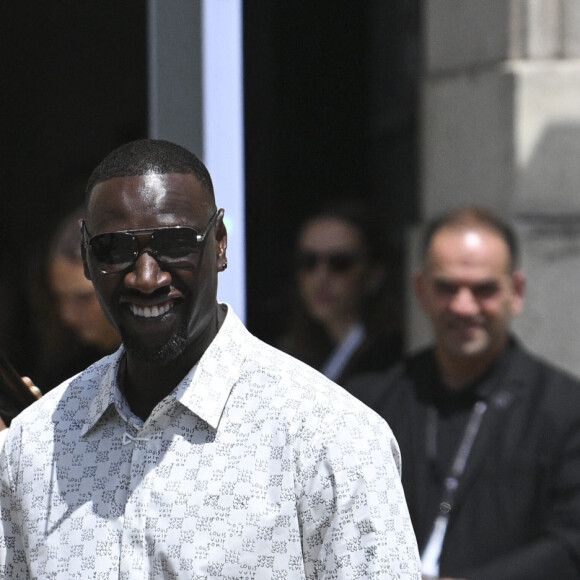 Omar Sy et sa fille Selly - Sorties du défilé de mode Homme printemps-été 2023 Louis Vuitton dans la cour Carrée du Louvre à Paris, France, le 23 juin 2022. © Jean-Baptiste Autissier/Panoramic/Bestimage