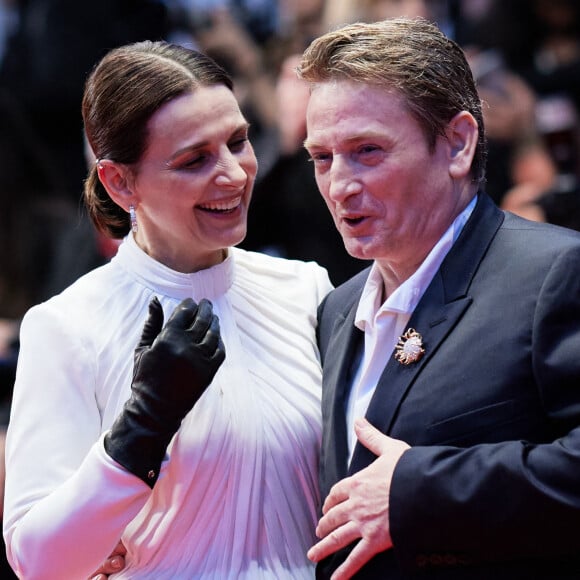 Benoît Magimel et Juliette Binoche - Descente des marches du film " La passion de Dodin Bouffant " lors du 76ème Festival International du Film de Cannes, au Palais des Festivals à Cannes. Le 24 mai 2023 © Jacovides-Moreau / Bestimage 