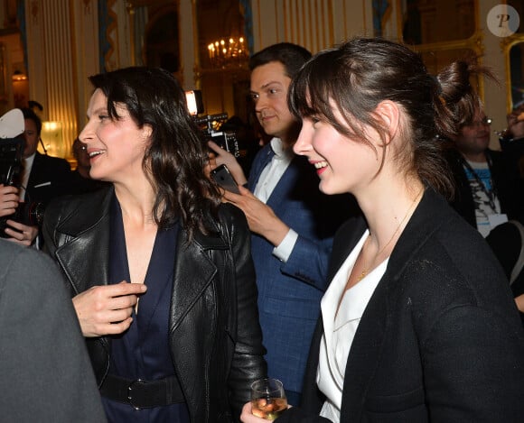 Juliette Binoche et sa fille Hannah Magimel - Juliette Binoche reçoit le "French Cinema Award Unifrance" au Ministère de la Culture à Paris, le 19 janvier 2018. © Veeren/Bestimage 