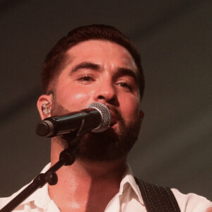 Jamais Kendji Girac n'avait pas pris la pose avec sa femme sur les tapis rouges, alors beaucoup de personnes ne savent pas à quoi elle ressemble. 
Exclusif - Kendji Girac - Célébration des 10 ans du centre commercial Beaugrenelle à Paris, France. Le 12 octobre 2023. © Christophe Clovis / Bestimage 