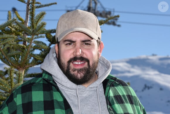 Artus a aussi critiqué la tendance à la body-positivité
Artus posant pour le photocall du film J'adore ce que vous faites lors du 25ème Comedy Film Festival à L'Alpe d'Huez, France, le 22 janvier 2022. Photo par Mireille Ampilhac/ABACAPRESS.COM