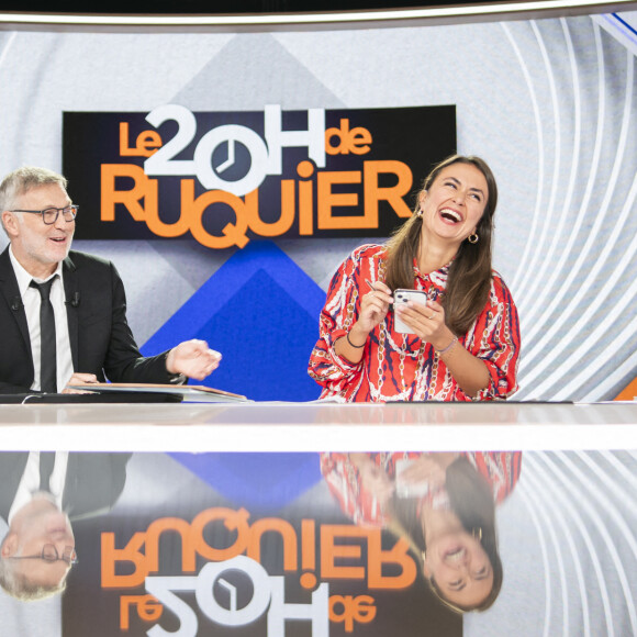 Laurent Ruquier et Julie Hammett pendant le "20h de Ruquier" sur BFMTV à Paris, France le 27 septembre 2023. Photo par Eliot Blondet/ABACAPRESS.COM