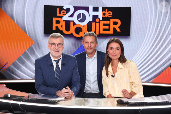 Laurent Ruquier, Marc-Olivier Fogiel et Julie Hammett avant la nouvelle émission "Le 20h de Ruquier" sur BFMTV à Paris, France le 25 septembre 2023. Photo par Jerome Dominé/ABACAPRESS.COM