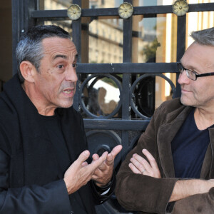 Alors qu'ils travaillaient ensemble sur une émission, Thierry Ardisson l'aurait rendu responsable des mauvaises audiences.
Thierry Ardisson et Laurent Ruquier lors du lancement de l'operation 'Coeurs de Vies' organise par l'Association Laurette Fugain, l'Association Gregory Lemarchal et la Fondation Greffe de vie, Place de l'Hotel de Ville à Paris, le 22 Septembre 2010. Photo par Mousse/ABACAPRESS.COM