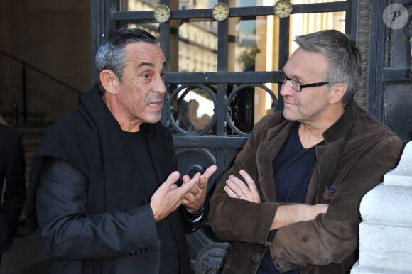 Alors qu'ils travaillaient ensemble sur une émission, Thierry Ardisson l'aurait rendu responsable des mauvaises audiences.
Thierry Ardisson et Laurent Ruquier lors du lancement de l'operation 'Coeurs de Vies' organise par l'Association Laurette Fugain, l'Association Gregory Lemarchal et la Fondation Greffe de vie, Place de l'Hotel de Ville à Paris, le 22 Septembre 2010. Photo par Mousse/ABACAPRESS.COM