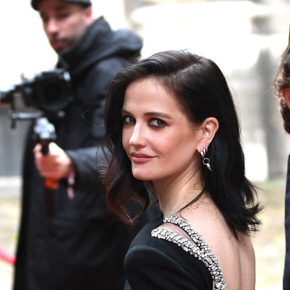 Eva Green arrive au showroom de la maison Vivier (Roger Vivier chaussure) pour la collection automne / hiver 2024-2025 lors de la Fashion Week de Paris (PFW), à la maison de l'Amérique Latine, à Paris, France, le 29 février 2024.