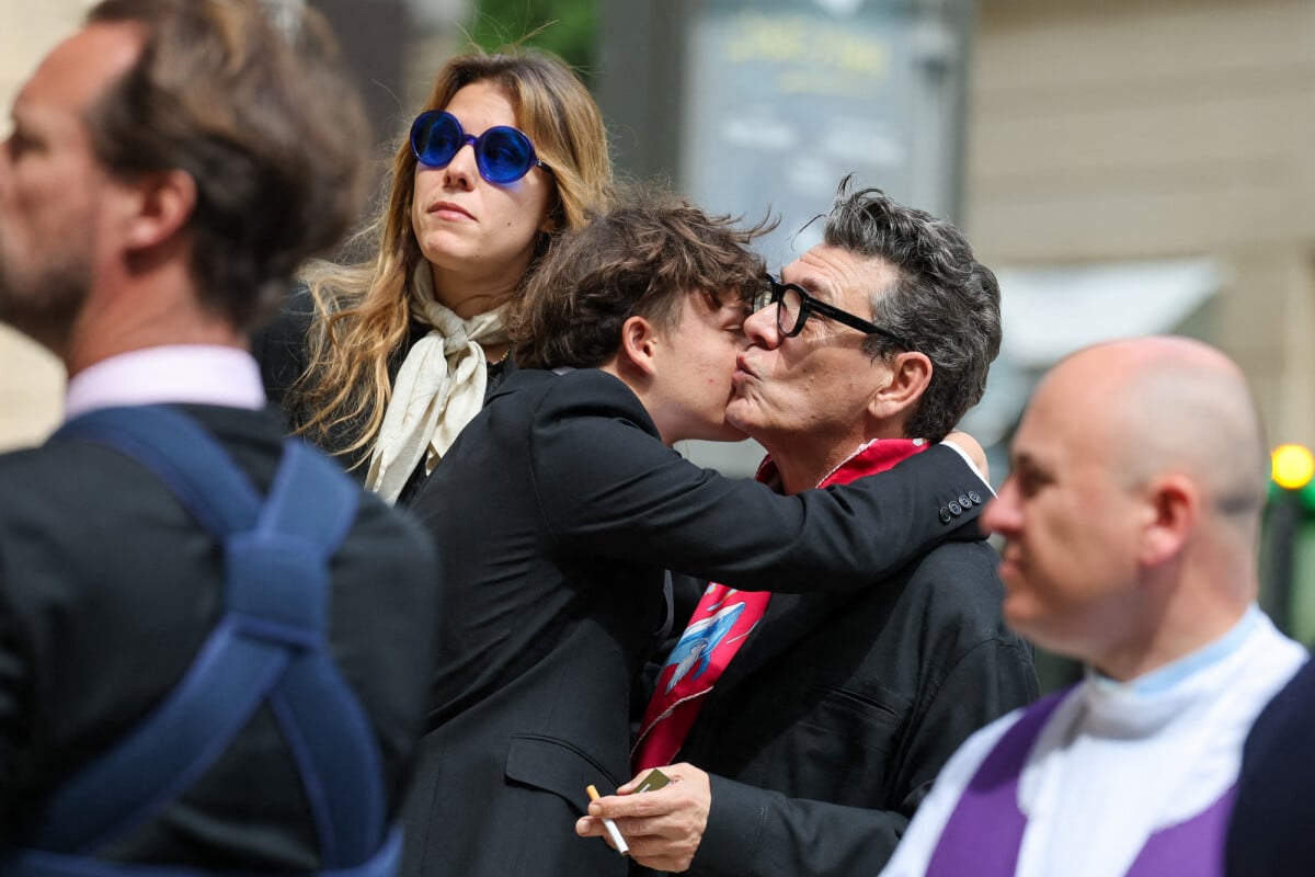 Photo : Yasmine Lavoine, Milo Lavoine et leur père Marc Lavoine - Arrivées  aux obsèques du prince Jean-Stanislas Poniatowski en l'Eglise polonaise à  Paris, France, le 29 avril 2024. © Jacovides-Moreau/Bestimage - Purepeople